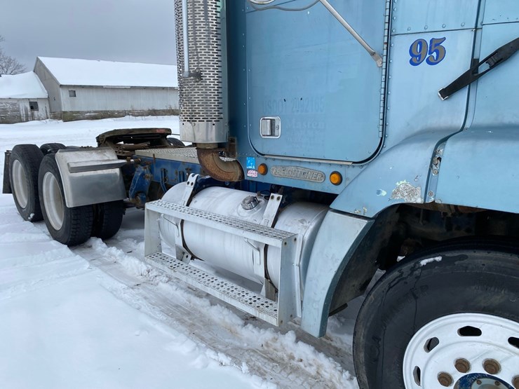 1994-freightliner-day-cab-semi-image-12