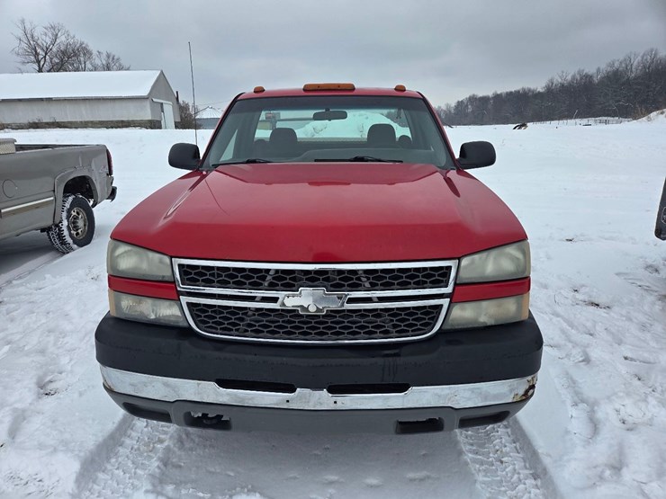 2004-chevrolet-2500-image-2