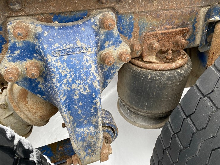 1994-freightliner-day-cab-semi-image-22