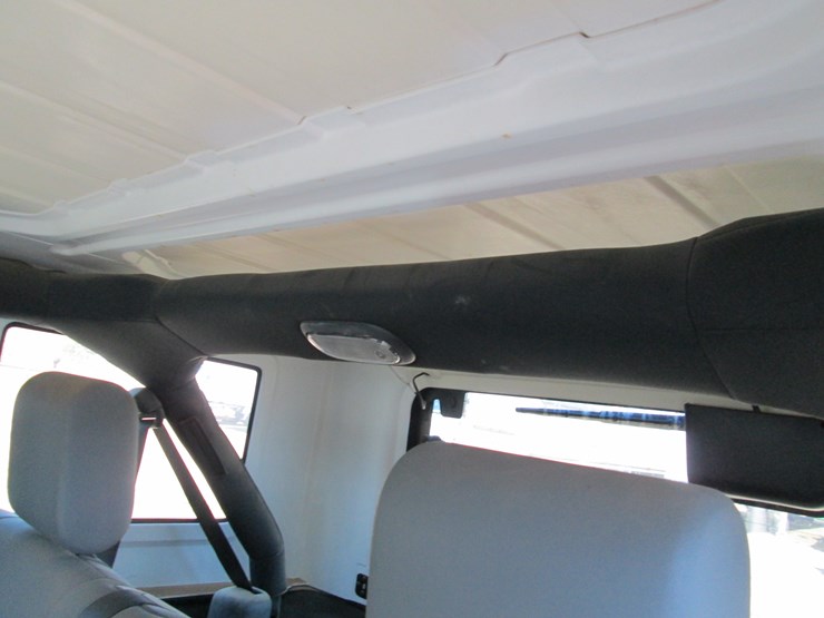 2010-jeep-wrangler-image-25