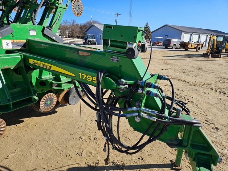 2017-john-deere-1795-image-12