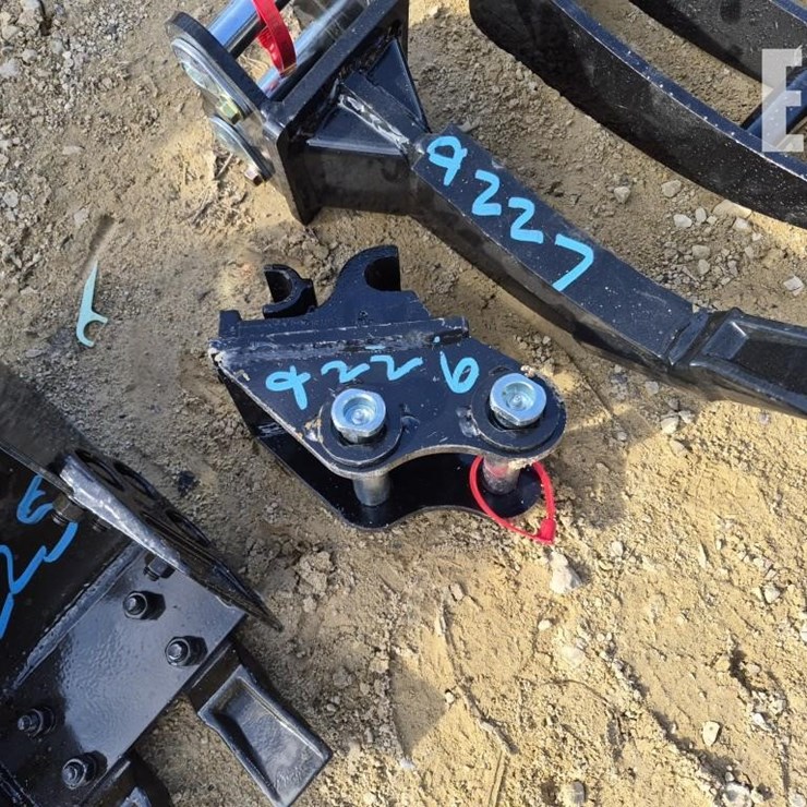 MINI EXCAVATOR QUICK COUPLER ATTACHMENT