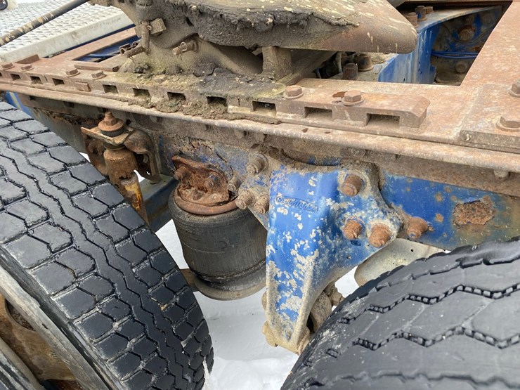 1994-freightliner-day-cab-semi-image-31