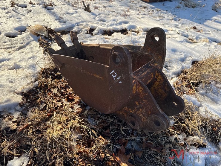 12"-backhoe-tooth-bucket-image-2