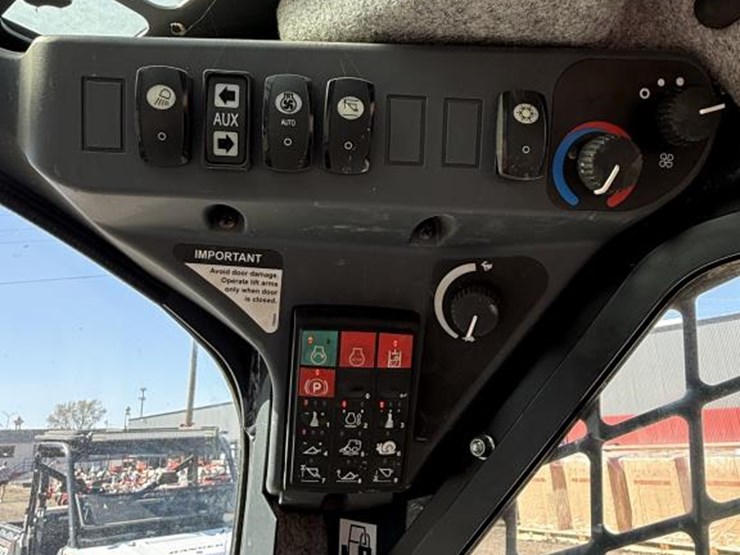 2014-deere-320e-image-11