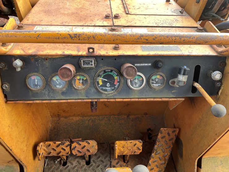 #13009-•-case-8500-crawler-loader-image-38