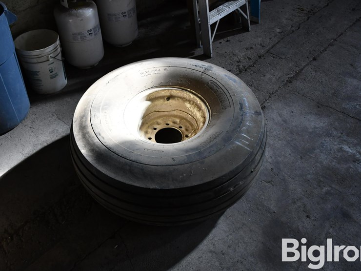 armstrong-titan-16.5l-16.1-tire-on-8-bolt-rim-image-5