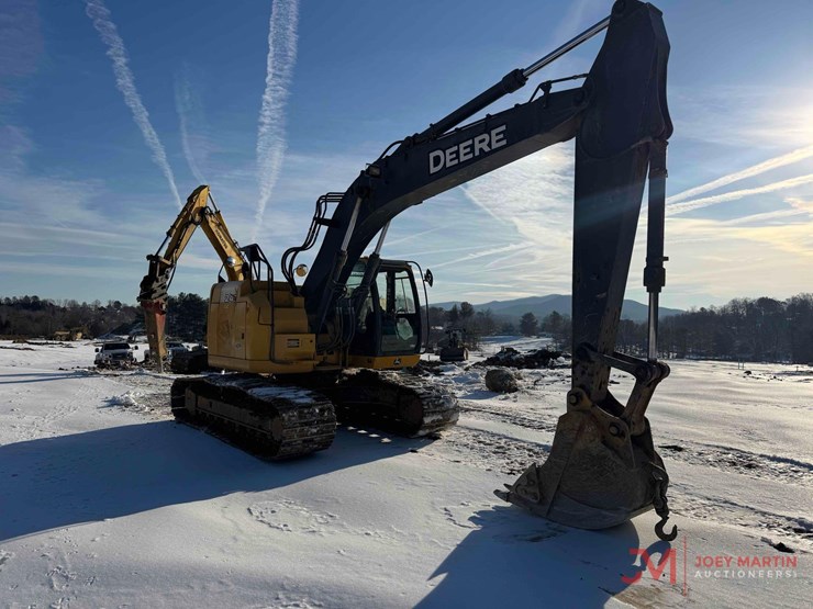 deere-245g-lc-image-4