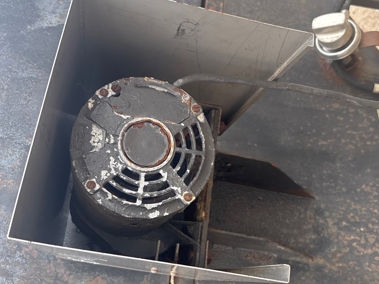 #1634-•-propane-smoker-with-rotating-rotisserie-rod-image-4