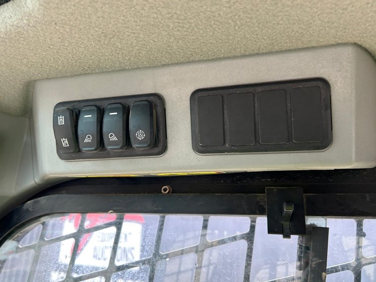 2020-caterpillar-259d3-image-23