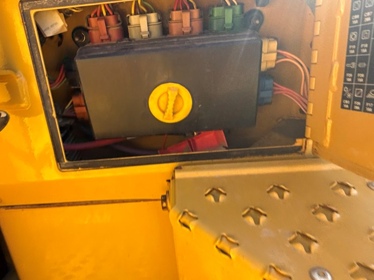 2015-caterpillar-d6t-lgp-image-55