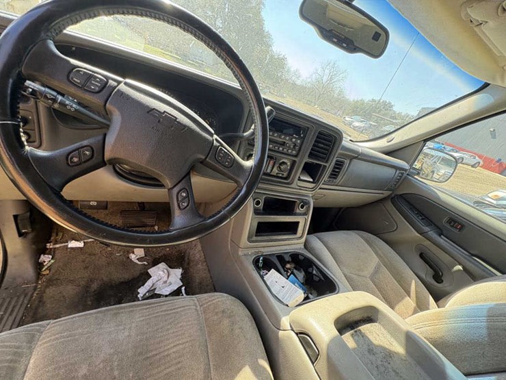 2002-chevrolet-suburban-image-10