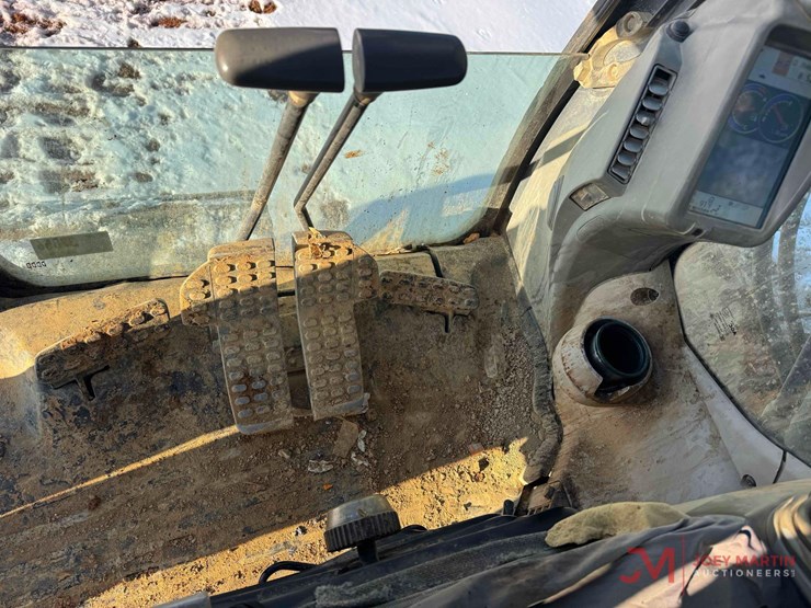 deere-245g-lc-image-24