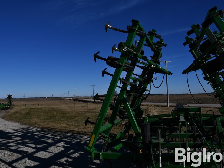 john-deere-32-image-11