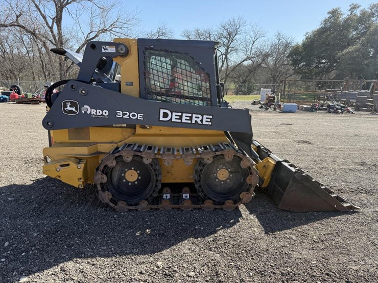 2014-deere-320e-image-2