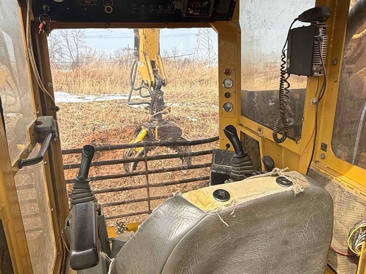 2010-caterpillar-325-image-19