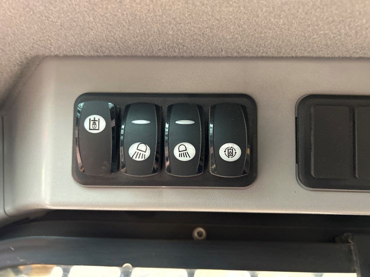 2017-caterpillar-259d-image-30