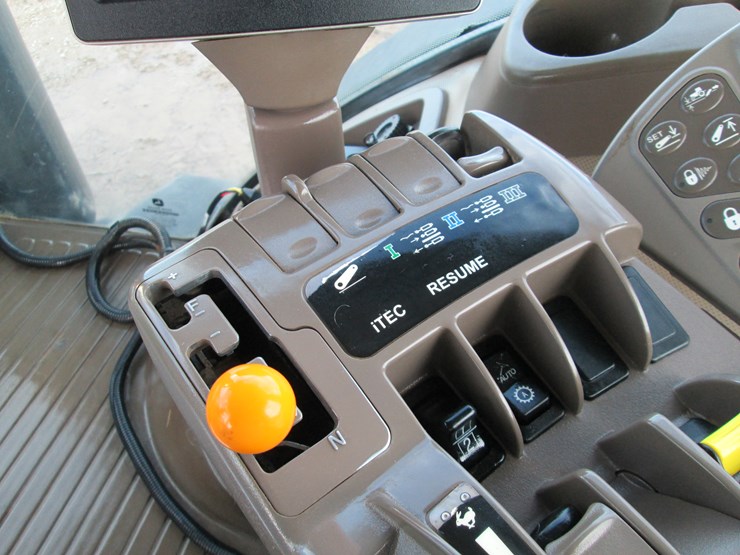 john-deere-8235r-image-31