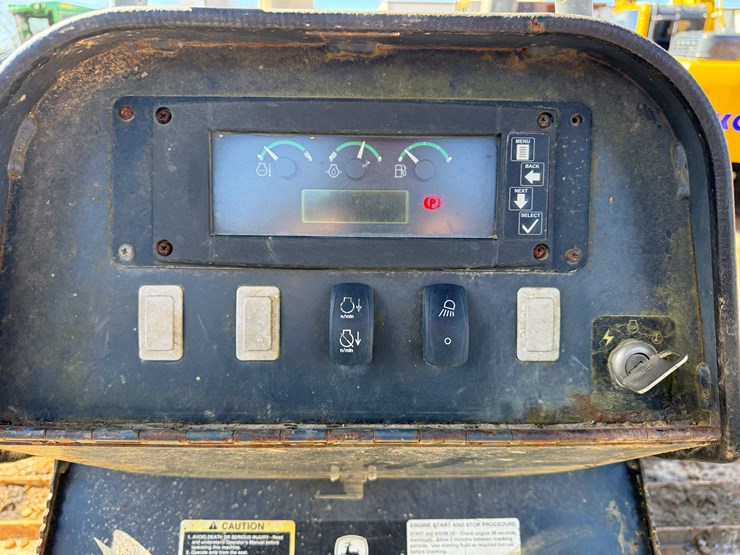 2006-deere-700j-image-46