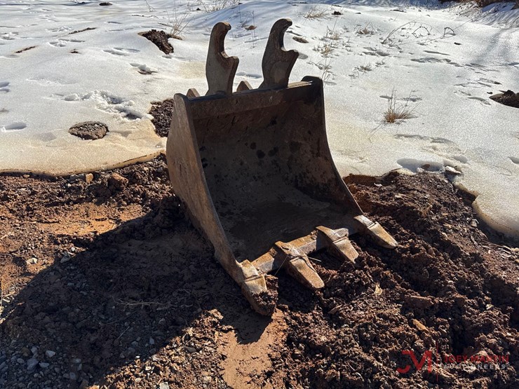 24"-excavator-tooth-bucket-image-1