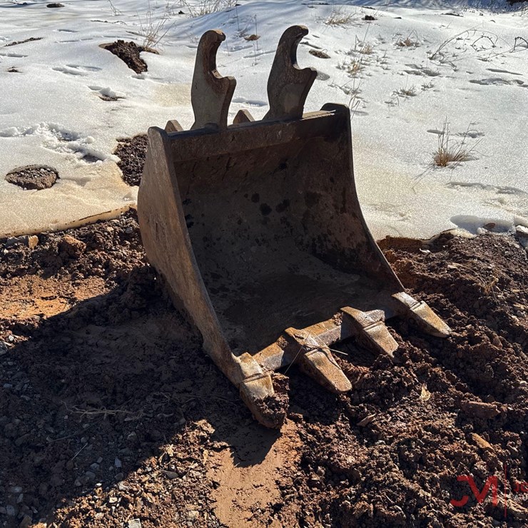 24" EXCAVATOR TOOTH BUCKET