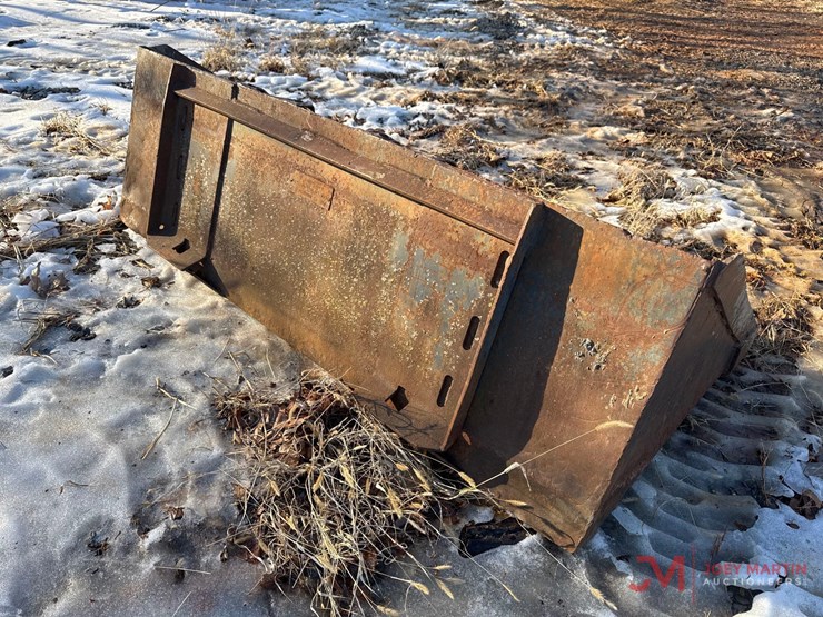 68"-tooth-bucket-skid-steer-attachment-image-2