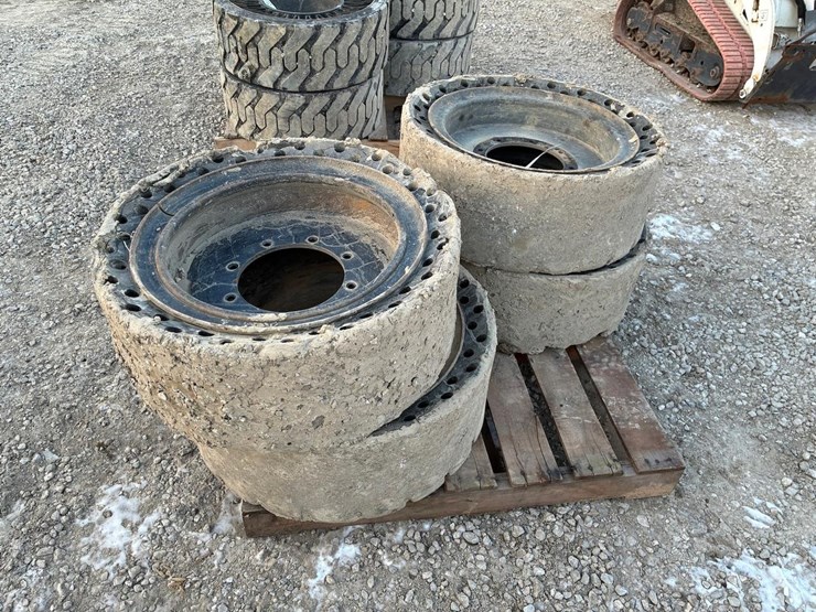 33x12-20-skid-steer-tires-image-3