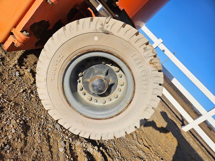 2005-jlg-e300ajp-image-24