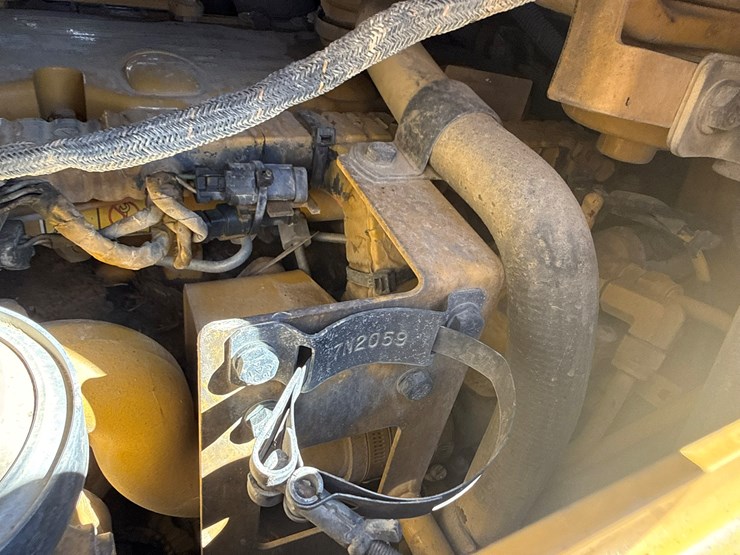 2015-caterpillar-d6t-lgp-image-52