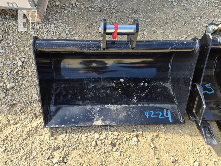 mini-excavator-widened-bucket-attachment-image-1