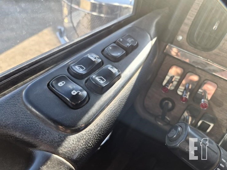 2013-peterbilt-388-image-25