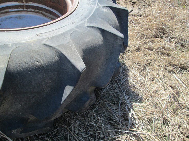 #27293-•-titan-18.4-26-tire-image-4