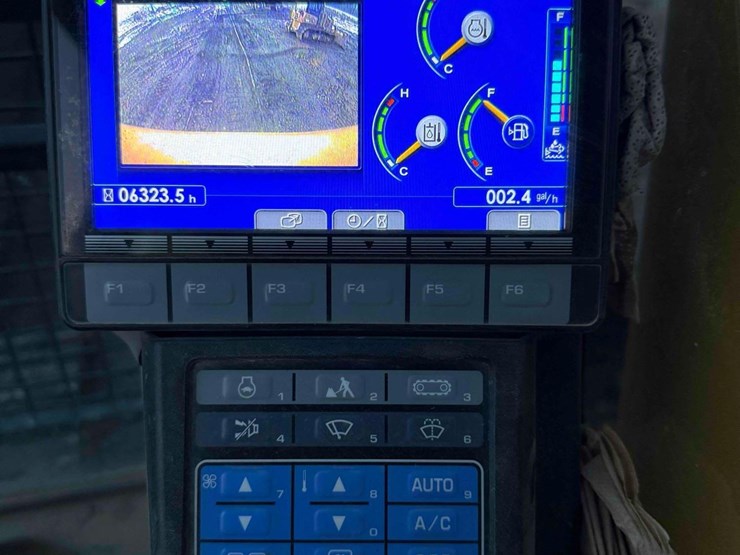 2018-komatsu-pc210-lc-11-image-14