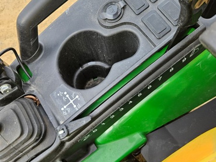 2025-john-deere-1025r-image-30