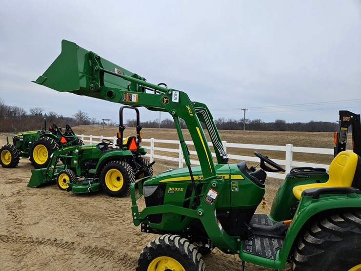 2025-john-deere-3032e-image-11