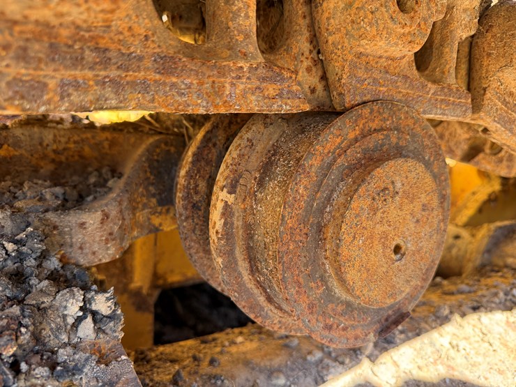 2006-deere-700j-image-54