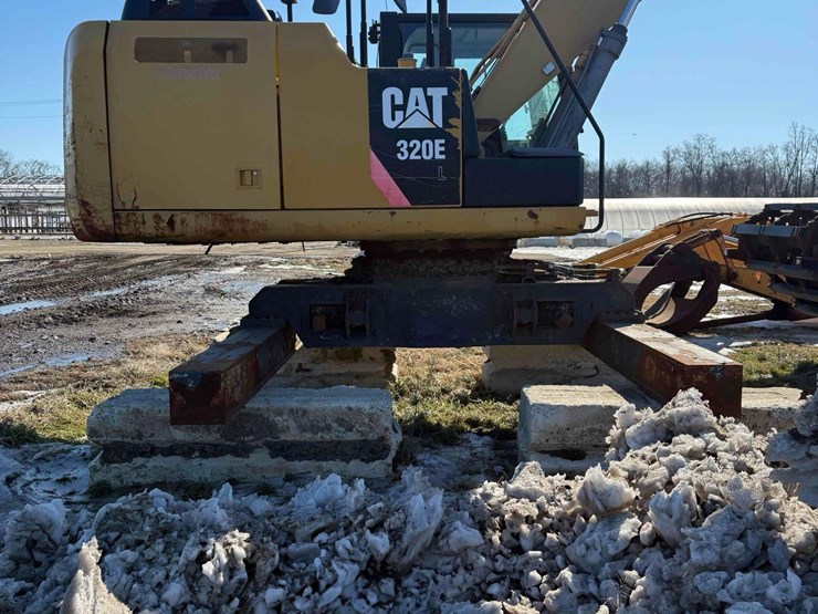 2014-caterpillar-320e-image-3