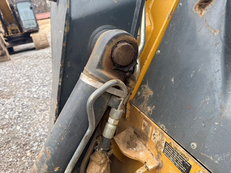 2015-deere-333e-image-11