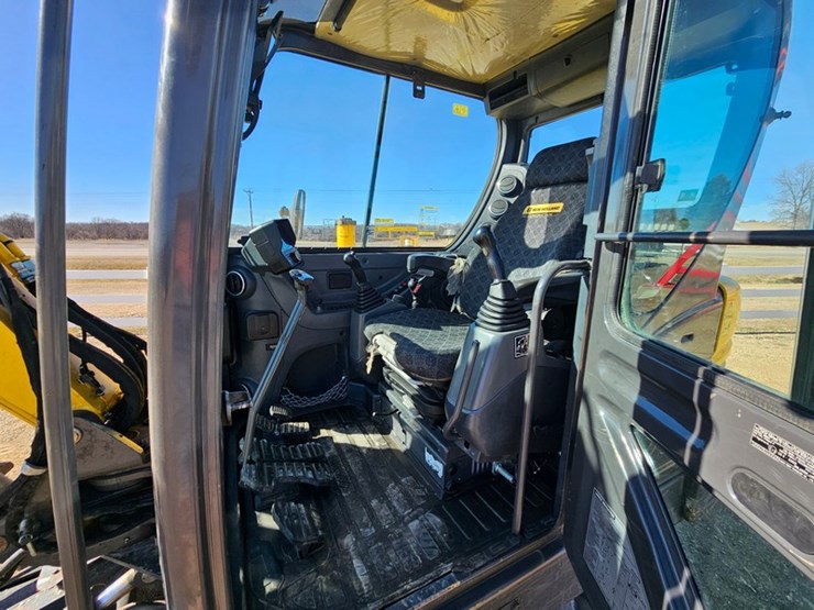 new-holland-e57c-image-19