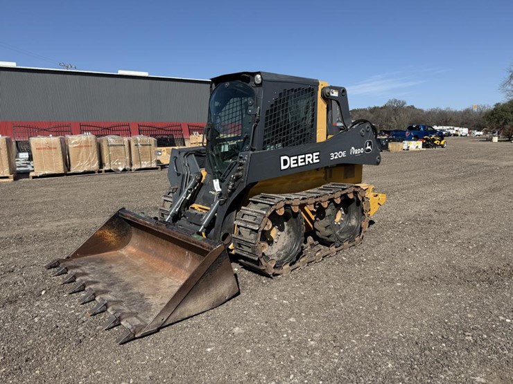 2014-deere-320e-image-7