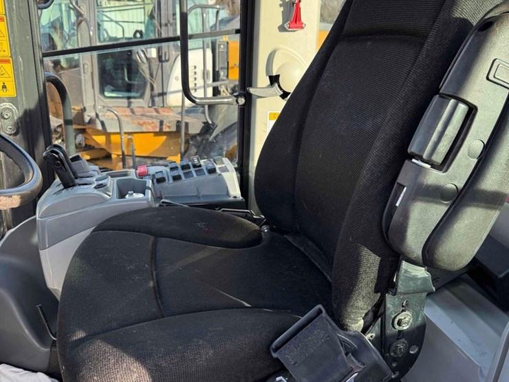 2018-hitachi-zw310-6-image-11