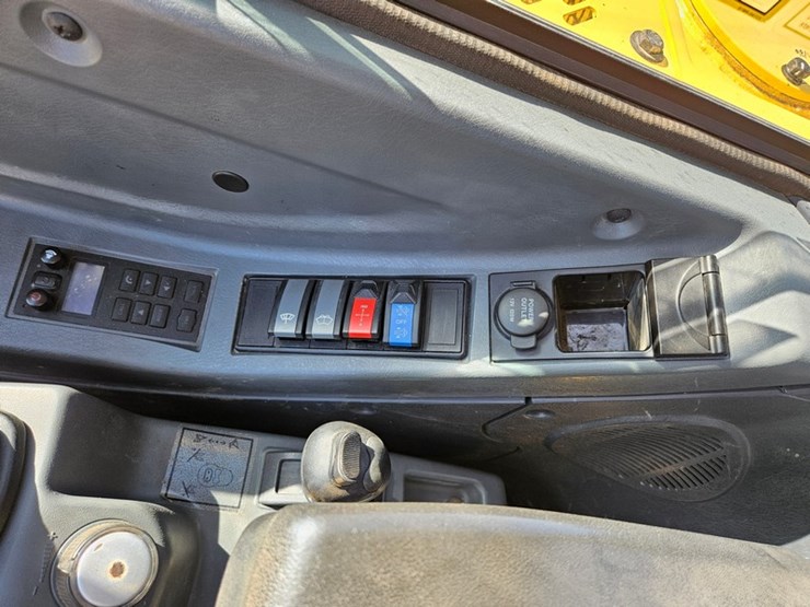 new-holland-e57c-image-25