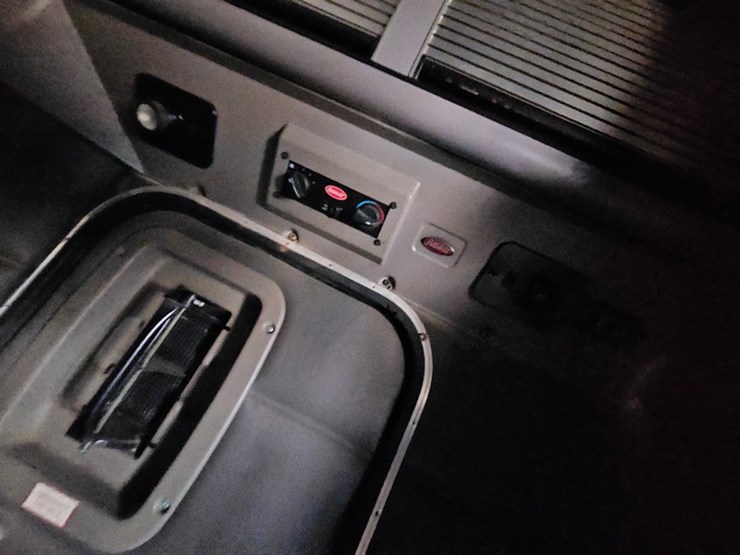 2006-peterbilt-379-image-43