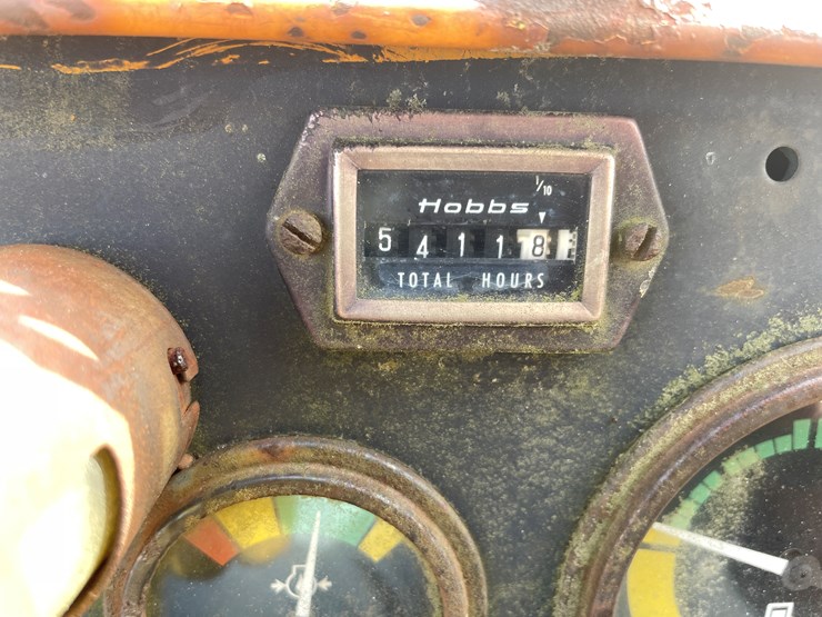 #13009-•-case-8500-crawler-loader-image-42