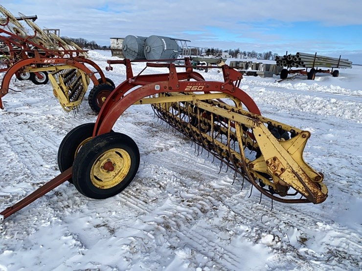 new-holland-260-image-1