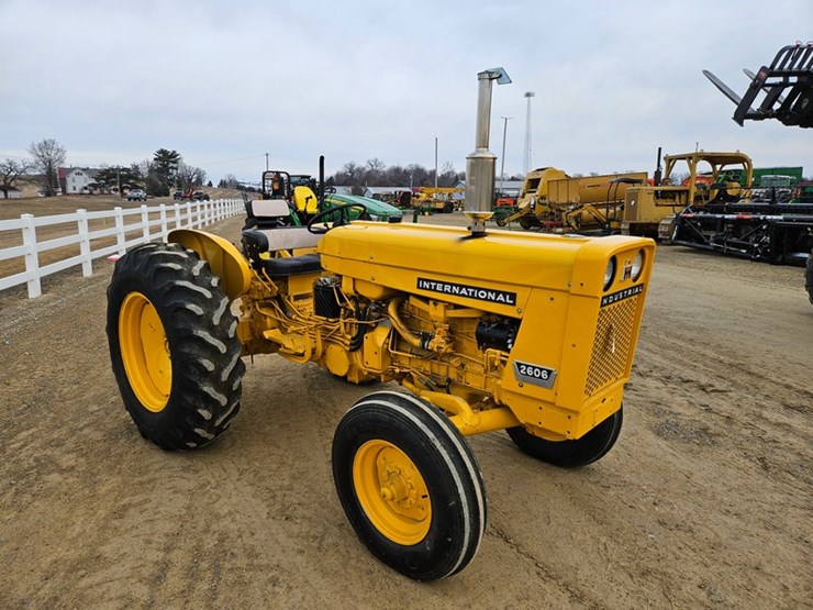 #47-•-international-2506-tractor-image-7
