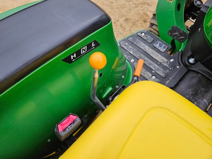 2025-john-deere-3032e-image-22