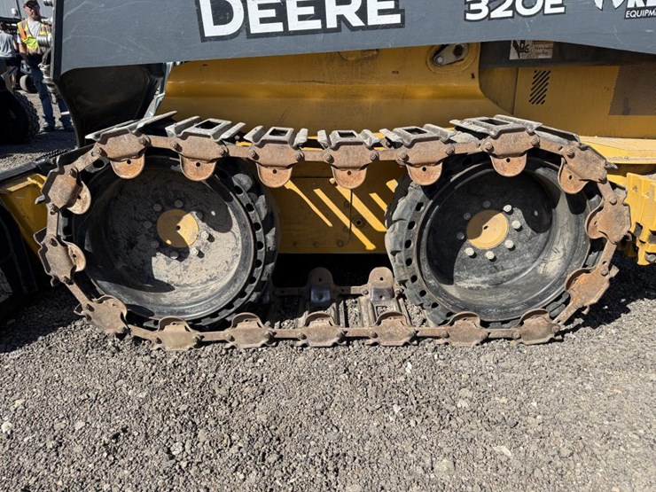 2014-deere-320e-image-8