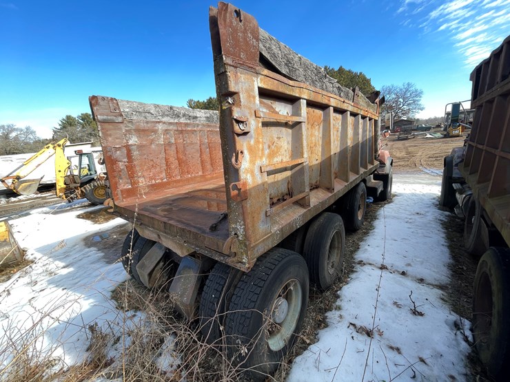 #13013-•-1977-ford-dump-truck-(has-wi-title)-image-4