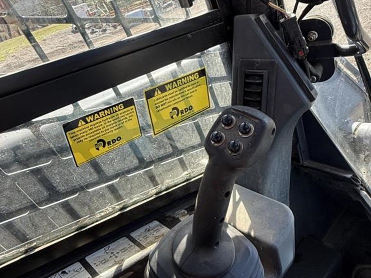 2014-deere-320e-image-15